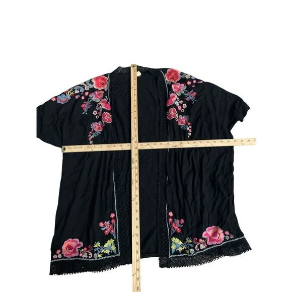 GREAT CONDITION WOMEN Paparazzi Black Embroidered Floral Kimono Crochet Trim Ope - Picture 10 of 10